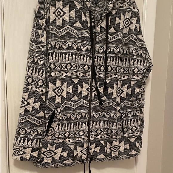 American Eagle Outfitters Black & White Patterned Cardigan - Picture 5 of 6